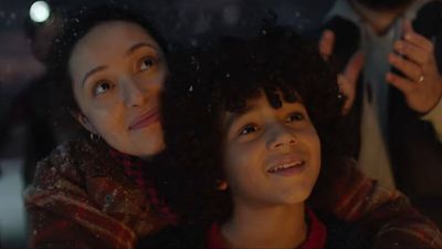 Im Coca-Cola-Weihnachtsspot "Chimney" steckt ein Junge die ganze Hausgemeinschaft mit seiner Idee an