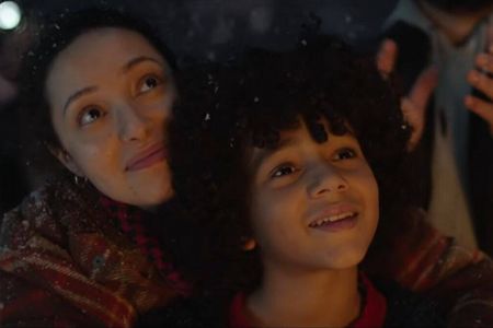 Im Coca-Cola-Weihnachtsspot "Chimney" steckt ein Junge die ganze Hausgemeinschaft mit seiner Idee an