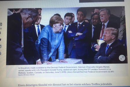 Ein Bild sagt mehr als tausend Worte. Donald Trump sitzt mit ablehnender Haltung auf einem Stuhl, die verschraenkten Arme und der abweisende Gesichtsausdruck sprechen eine deutliche Sprache