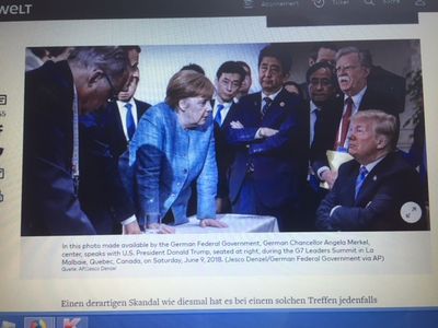 Ein Bild sagt mehr als tausend Worte. Donald Trump sitzt mit ablehnender Haltung auf einem Stuhl, die verschraenkten Arme und der abweisende Gesichtsausdruck sprechen eine deutliche Sprache