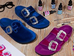 Die blauen Samtbirkenstocks erinnern an ein bekanntes Manolo-Blahnik-Modell aus dem Sex and the City Film Die blauen Samtbirkenstocks erinnern an ein bekanntes Manolo-Blahnik-Modell aus dem Sex and the City Film