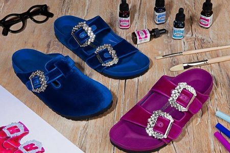Die blauen Samtbirkenstocks erinnern an ein bekanntes Manolo-Blahnik-Modell aus dem Sex and the City Film