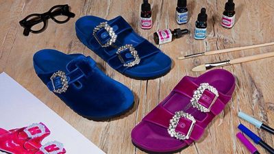 Die blauen Samtbirkenstocks erinnern an ein bekanntes Manolo-Blahnik-Modell aus dem Sex and the City Film