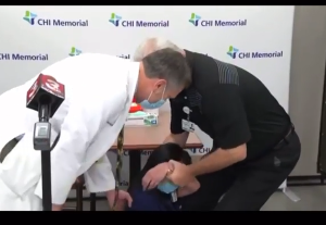 In Memphis bricht eine geimpfte Krankenhausmitarbeiterin vor laufenden Kameras zusammen In Memphis bricht eine geimpfte Krankenhausmitarbeiterin vor laufenden Kameras zusammen