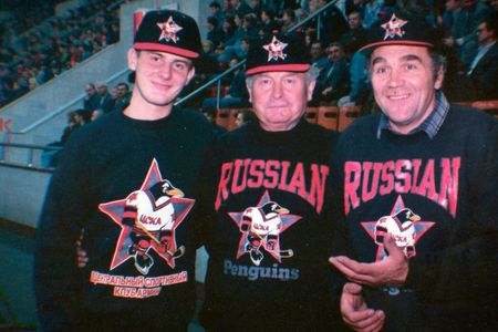 Drei russische Penguins-Fans zeigen stolz ihr neues Merchandising