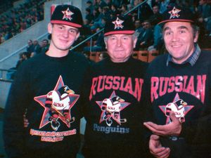 Drei russische Penguins-Fans zeigen stolz ihr neues Merchandising Drei russische Penguins-Fans zeigen stolz ihr neues Merchandising