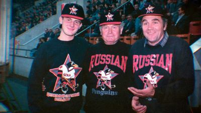 Drei russische Penguins-Fans zeigen stolz ihr neues Merchandising