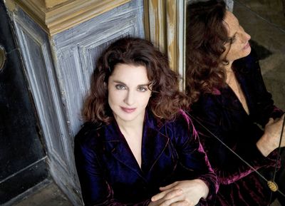 Die temperamentvolle französische Barockspezialistin Emmanuelle Haïm gehört zu den regelmäßigen Gästen in der Reihe Barock+ des hr-Sinfonieorchesters.