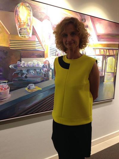 Dorothea Schuele vor Ihrem Kunstwerk