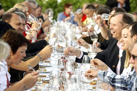 Solche wunderbaren Sommerabende kann man im niederösterreichischen Weinviertel erleben, mit den besten Köchen der Region