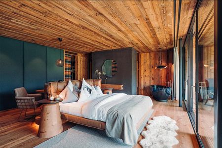 Die riesigen Fensterfronten der neuen Juniorsuiten „Vilsalpsee“ im Hotel Jungbrunn holen die umliegenden Tannheimer Alpen nach drinnen
