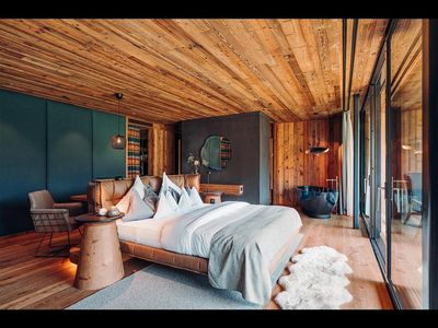 Die riesigen Fensterfronten der neuen Juniorsuiten „Vilsalpsee“ im Hotel Jungbrunn holen die umliegenden Tannheimer Alpen nach drinnen