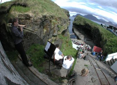 Musiker auf dem Weg zum Höhlenkonzert