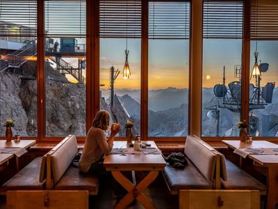 Der Tag erwacht auf der Zugspitze