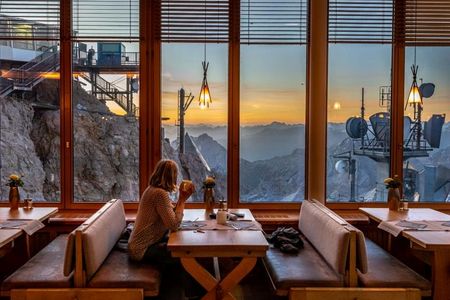 Der Tag erwacht auf der Zugspitze