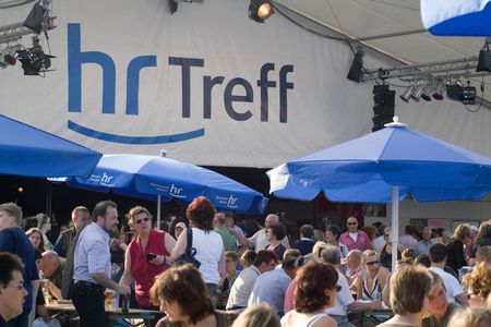 Fernsehsendungen und Veranstaltungen im „hr-Treff“ auf dem Friedrichsplatz sowie diverse Konzerte an anderen Orten wie der Rothenbach-Halle begeistern taeglich Tausende Besucher auf dem Hessenfest.