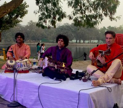 André Krengel in Kalkutta-Besetzung. v.l.n.r. Kousic Banerjee, Ranajit Sengupta, André Krengel