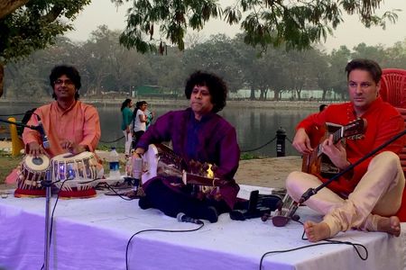 André Krengel in Kalkutta-Besetzung. v.l.n.r. Kousic Banerjee, Ranajit Sengupta, André Krengel