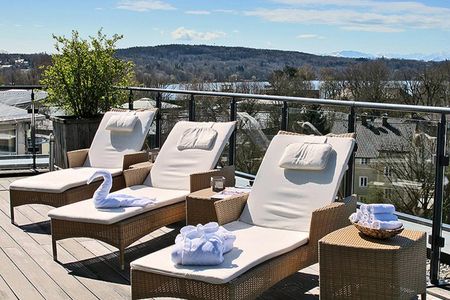 Das Hotel Vier Jahreszeiten Starnberg zieht dank seines Gourmetrestaurant Aubergine auch Feinschmecker und Kurzurlauber ins oberbayerische Fuenfseenland