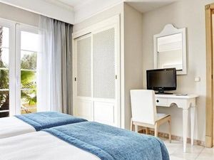 Im Vier-Sterne-Grupotel Playa Club auf Menorca wohnen Familien in Apartments mit einem oder zwei separaten Schlafzimmern