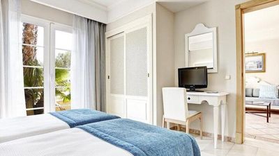 Im Vier-Sterne-Grupotel Playa Club auf Menorca wohnen Familien in Apartments mit einem oder zwei separaten Schlafzimmern