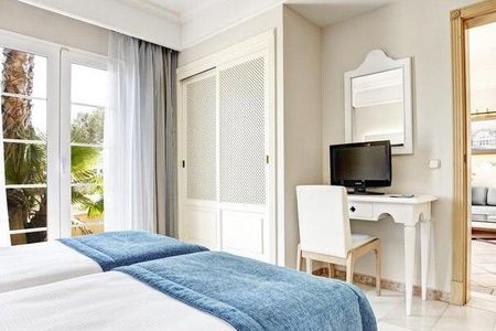 Im Vier-Sterne-Grupotel Playa Club auf Menorca wohnen Familien in Apartments mit einem oder zwei separaten Schlafzimmern