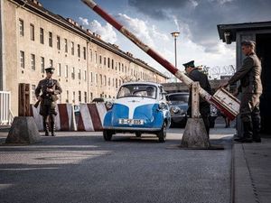 30 Jahre nach dem Fall der Berliner Mauer erzaehlt BMW in dem Film The Small Escape die Geschichte einer Flucht mit einer Isetta 30 Jahre nach dem Fall der Berliner Mauer erzaehlt BMW in dem Film The Small Escape die Geschichte einer Flucht mit einer Isetta