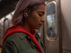 Von außen sind die AirPods Pro an einem groesseren schwarzen Einsatz fuer die Mikrofone und kuerzeren Stiften zu erkennen