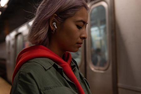 Von außen sind die AirPods Pro an einem groesseren schwarzen Einsatz fuer die Mikrofone und kuerzeren Stiften zu erkennen