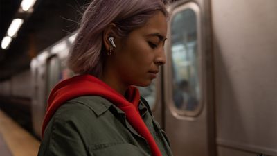Von außen sind die AirPods Pro an einem groesseren schwarzen Einsatz fuer die Mikrofone und kuerzeren Stiften zu erkennen