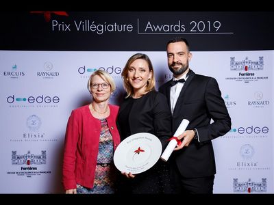 Freuen sich ueber die Auszeichnung Livia Leu Schweizer Botschafterin in Frankreich, Caroline Jenny Head of Marketing und Communications, Grand Hotel Les Trois Rois und Anthony Kleiber