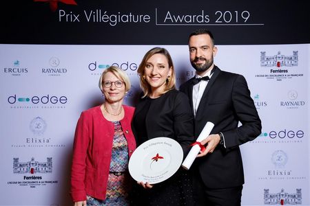 Freuen sich ueber die Auszeichnung Livia Leu Schweizer Botschafterin in Frankreich, Caroline Jenny Head of Marketing und Communications, Grand Hotel Les Trois Rois und Anthony Kleiber