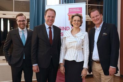 Marvin Müller, Vorstand von DIE JUNGEN UNTERNEHMER Regionalkreis Düsseldorf Niederrhein, Oberbürgermeister Dr. Stephan Keller, Eva-Maria Blank, NRW-Vorstandsvorsitzende von DIE JUNGEN UNTERNEHMER, Marco van der Meer, Vorstand von DIE FAMILIENUNTERNEHMER Regionalkreis Düsseldorf Niederrhein