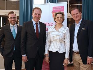 Marvin Müller, Vorstand von DIE JUNGEN UNTERNEHMER Regionalkreis Düsseldorf Niederrhein, Oberbürgermeister Dr. Stephan Keller, Eva-Maria Blank, NRW-Vorstandsvorsitzende von DIE JUNGEN UNTERNEHMER, Marco van der Meer, Vorstand von DIE FAMILIENUNTERNEHMER Regionalkreis Düsseldorf Niederrhein