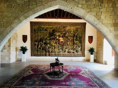 Einen Blick in die einstigen Gemaecher der maurischen und spanischen Majestaeten werfen Mallorca Urlauber in Palmas Almudaina Palast