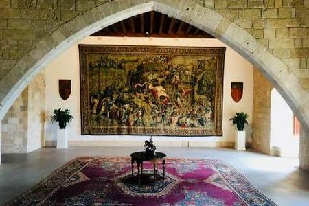 Einen Blick in die einstigen Gemaecher der maurischen und spanischen Majestaeten werfen Mallorca Urlauber in Palmas Almudaina Palast