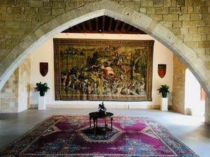 Einen Blick in die einstigen Gemaecher der maurischen und spanischen Majestaeten werfen Mallorca Urlauber in Palmas Almudaina Palast Einen Blick in die einstigen Gemaecher der maurischen und spanischen Majestaeten werfen Mallorca Urlauber in Palmas Almudaina Palast