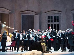 Die Oper basiert auf einer wahren Geschichte: dem Mord am Schwedenkönig Gustav III. zu Rokokozeiten. Die Oper basiert auf einer wahren Geschichte: dem Mord am Schwedenkönig Gustav III. zu Rokokozeiten.