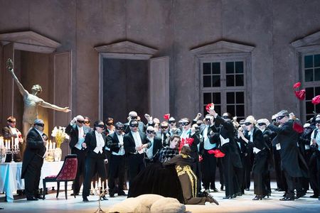 Die Oper basiert auf einer wahren Geschichte: dem Mord am Schwedenkönig Gustav III. zu Rokokozeiten.
