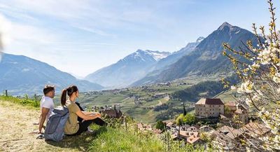 Während der Veranstaltungsreihe „Schenna blüht auf“ betrachten Urlauber Schloss Schenna nicht nur von außen, sondern erleben bei einer Matinée im Innenhof den ganzen Glamour der einst von Erzherzog Johann bewohnten Anlage