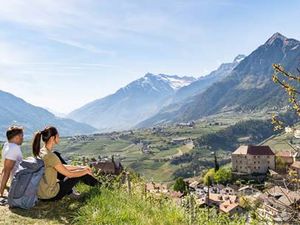 Während der Veranstaltungsreihe „Schenna blüht auf“ betrachten Urlauber Schloss Schenna nicht nur von außen, sondern erleben bei einer Matinée im Innenhof den ganzen Glamour der einst von Erzherzog Johann bewohnten Anlage Während der Veranstaltungsreihe „Schenna blüht auf“ betrachten Urlauber Schloss Schenna nicht nur von außen, sondern erleben bei einer Matinée im Innenhof den ganzen Glamour der einst von Erzherzog Johann bewohnten Anlage