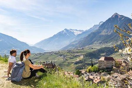 Während der Veranstaltungsreihe „Schenna blüht auf“ betrachten Urlauber Schloss Schenna nicht nur von außen, sondern erleben bei einer Matinée im Innenhof den ganzen Glamour der einst von Erzherzog Johann bewohnten Anlage