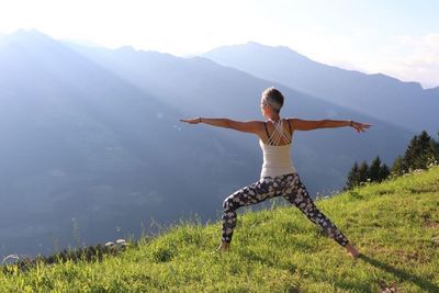 Hoch oben am Schennaberg bietet die ausgebildete Vinyasa-Expertin und Taseralm-Hotelchefin Heidi Gamper Yoga-Stunden mitten in der Südtiroler Natur