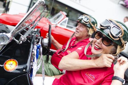 Ein authentisches Outfit im jeweiligen Stil des Oldtimers wird bei der 32 Südtirol Classic Schenna“ mit dem Publikumspreis belohnt