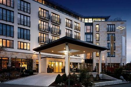Das Hotel Vier Jahreszeiten Starnberg zieht dank seines Gourmetrestaurant Aubergine auch Feinschmecker und Kurzurlauber ins oberbayerische Fuenfseenland