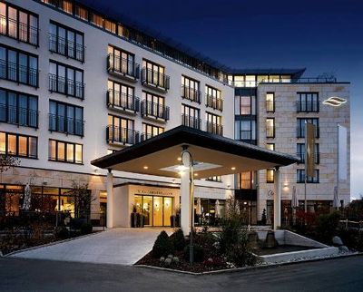 Das Hotel Vier Jahreszeiten Starnberg zieht dank seines Gourmetrestaurant Aubergine auch Feinschmecker und Kurzurlauber ins oberbayerische Fuenfseenland