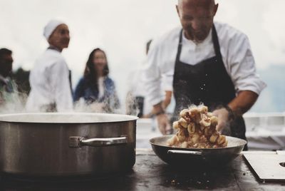 Beim alljaehrlichen Gourmet-Open-Air auf der Gompm Alm in Schennas Wandergebiet Hirzer bereitet jeder Koch einen Gang zu
