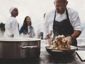 Beim alljaehrlichen Gourmet-Open-Air auf der Gompm Alm in Schennas Wandergebiet Hirzer bereitet jeder Koch einen Gang zu Beim alljaehrlichen Gourmet-Open-Air auf der Gompm Alm in Schennas Wandergebiet Hirzer bereitet jeder Koch einen Gang zu