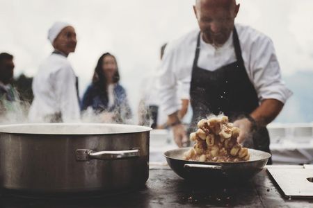 Beim alljaehrlichen Gourmet-Open-Air auf der Gompm Alm in Schennas Wandergebiet Hirzer bereitet jeder Koch einen Gang zu