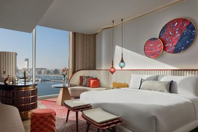 1001 Nacht im kosmopolitischen Dubai – mit bunten Akzenten und arabischen Formen erzählt die BLINK Design Group im Fünf-Sterne-Hotel „W Dubai – Mina Seyahi“ die arabische Geschichte